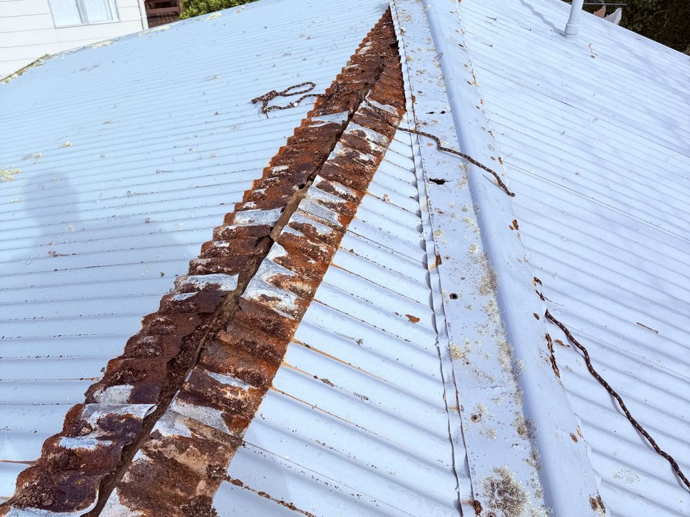 Old roof with heavy rust before replacement